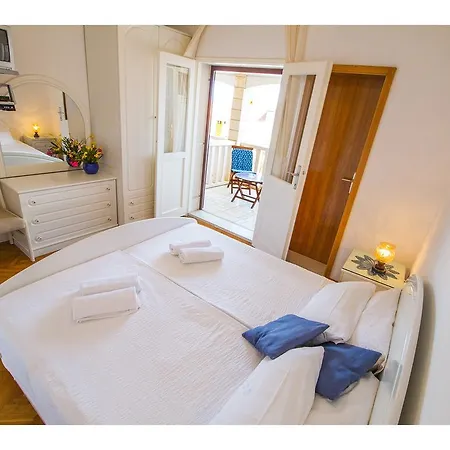 Guest house Bol Residence Bol